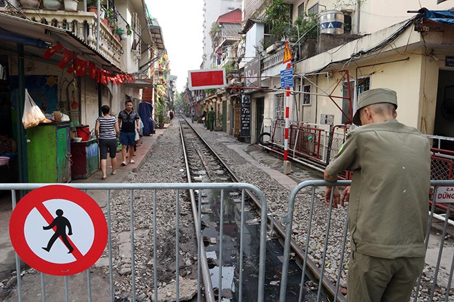 Người dân đóng cửa, phố cà phê đường sắt vắng hoe - Ảnh 5. Người dân đóng cửa, phố cà phê đường sắt vắng hoe - Ảnh 5.