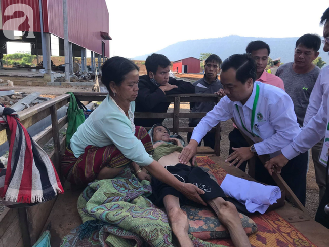 Hình ảnh xúc động tại Lào: Con trai út cõng cha già 77 tuổi bị liệt vượt hàng chục cây số đến nhờ bác sĩ Việt chữa trị - Ảnh 6.
