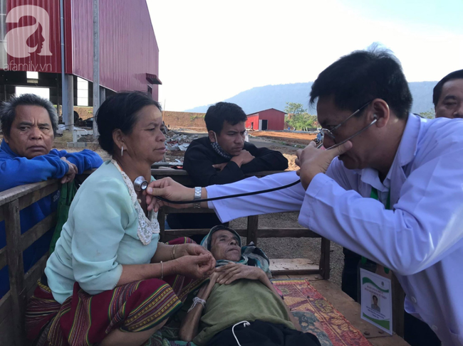 Hình ảnh xúc động tại Lào: Con trai út cõng cha già 77 tuổi bị liệt vượt hàng chục cây số đến nhờ bác sĩ Việt chữa trị - Ảnh 7.