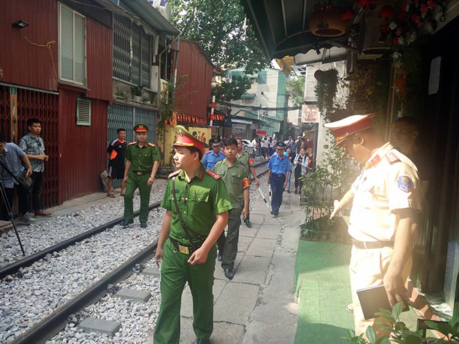 Người dân đóng cửa, phố cà phê đường sắt vắng hoe - Ảnh 7. Người dân đóng cửa, phố cà phê đường sắt vắng hoe - Ảnh 7.