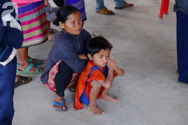 Hình ảnh xúc động tại Lào: Con trai út cõng cha già 77 tuổi bị liệt vượt hàng chục cây số đến nhờ bác sĩ Việt chữa trị - Ảnh 8. Hình ảnh xúc động tại Lào: Con trai út cõng cha già 77 tuổi bị liệt vượt hàng chục cây số đến nhờ bác sĩ Việt chữa trị - Ảnh 8.