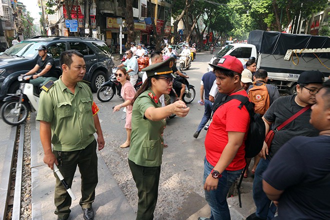 Người dân đóng cửa, phố cà phê đường sắt vắng hoe - Ảnh 8. Người dân đóng cửa, phố cà phê đường sắt vắng hoe - Ảnh 8.