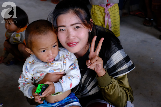 Hình ảnh xúc động tại Lào: Con trai út cõng cha già 77 tuổi bị liệt vượt hàng chục cây số đến nhờ bác sĩ Việt chữa trị - Ảnh 10.