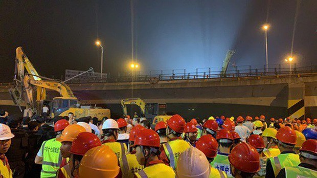 Khoảnh khắc kinh hoàng khi cầu vượt cao tốc ở Trung Quốc sập trong tích tắc, nghiền nát 3 xe ô tô - Ảnh 7.
