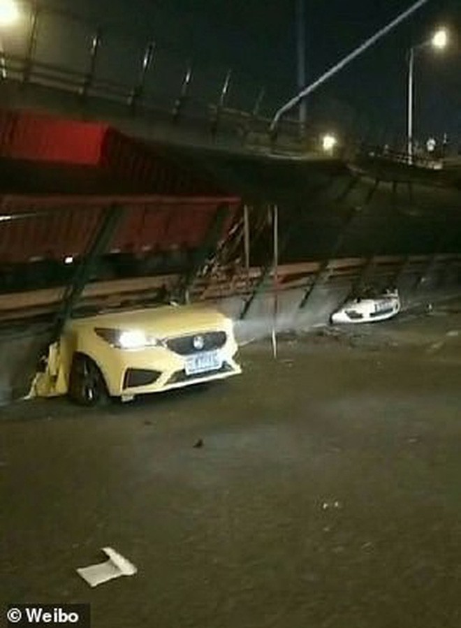 Khoảnh khắc kinh hoàng khi cầu vượt cao tốc ở Trung Quốc sập trong tích tắc, nghiền nát 3 xe ô tô - Ảnh 4.