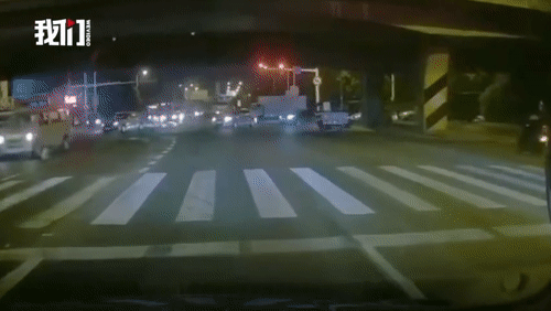 Khoảnh khắc kinh hoàng khi cầu vượt cao tốc ở Trung Quốc sập trong tích tắc, nghiền nát 3 xe ô tô - Ảnh 2.