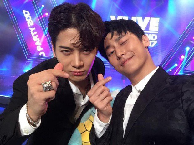 Rocker Nguyễn nịnh bạn gái hết lời, hé lộ lý do unfollow toàn bộ bạn bè, kể cả Jackson (GOT7) hậu công khai tình cảm - Ảnh 3.