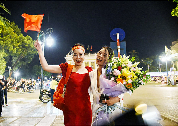 Xuống đường ăn mừng Việt Nam chiến thắng cùng mẹ, con gái NSƯT Chiều Xuân chiếm trọn spotlight vì nhan sắc! - Ảnh 2.