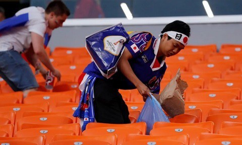 Từ câu chuyện CĐV Nhật Bản nhặt hết rác ở khán đài cho đến lối sống siêu sạch của một quốc gia khiến cả thế giới phải ngả mũ bái phục - Ảnh 1.
