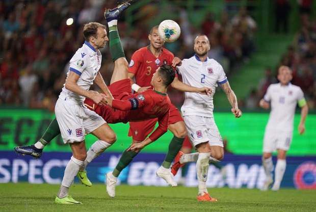 Ronaldo đánh dấu bàn thắng thứ 699 theo phong cách khiến tất cả phải bất ngờ - Ảnh 2.