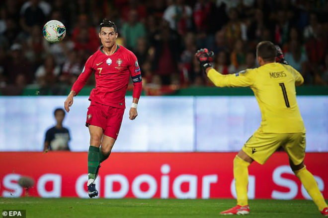 Thông tin trái chiều về cột mốc ghi bàn cực khủng của Ronaldo - Ảnh 1.