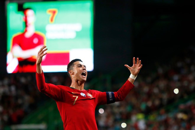 Thông tin trái chiều về cột mốc ghi bàn cực khủng của Ronaldo - Ảnh 2.