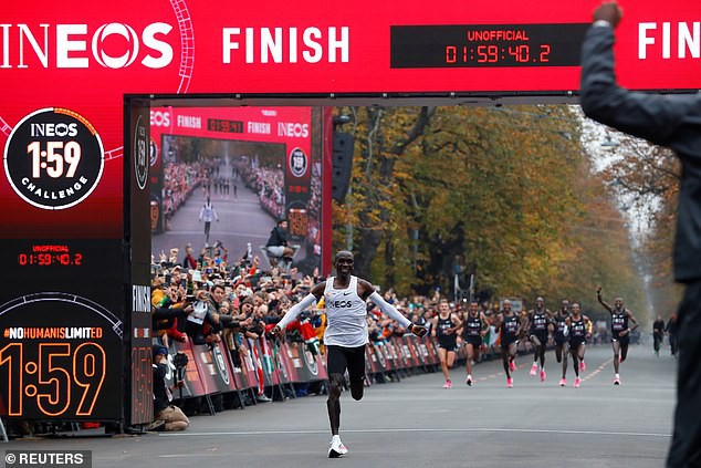Eliud Kipchoge chinh phục giấc mơ của nhân loại, chạy marathon dưới 2 giờ - Ảnh 1.