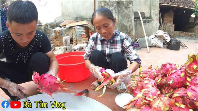 Hì hục làm que kem khổng lồ 60kg từ thanh long ruột đỏ, bà Tân Vlog lại bị bắt lỗi đủ thứ, còn bị dân mạng hỏi khó, chê không có tính giáo dục - Ảnh 2.