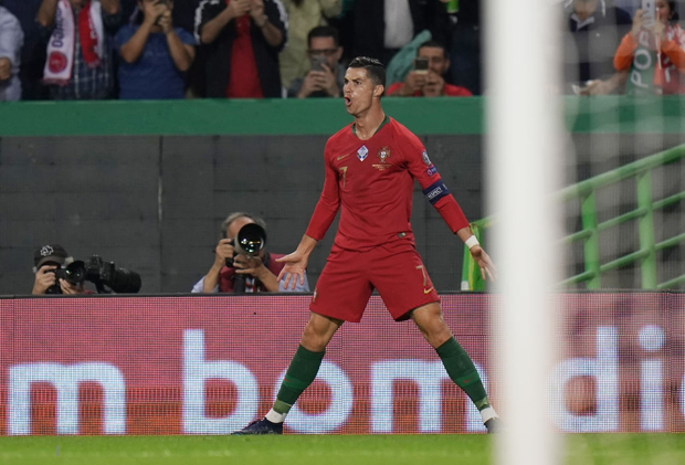 Ronaldo đánh dấu bàn thắng thứ 699 theo phong cách khiến tất cả phải bất ngờ - Ảnh 3.