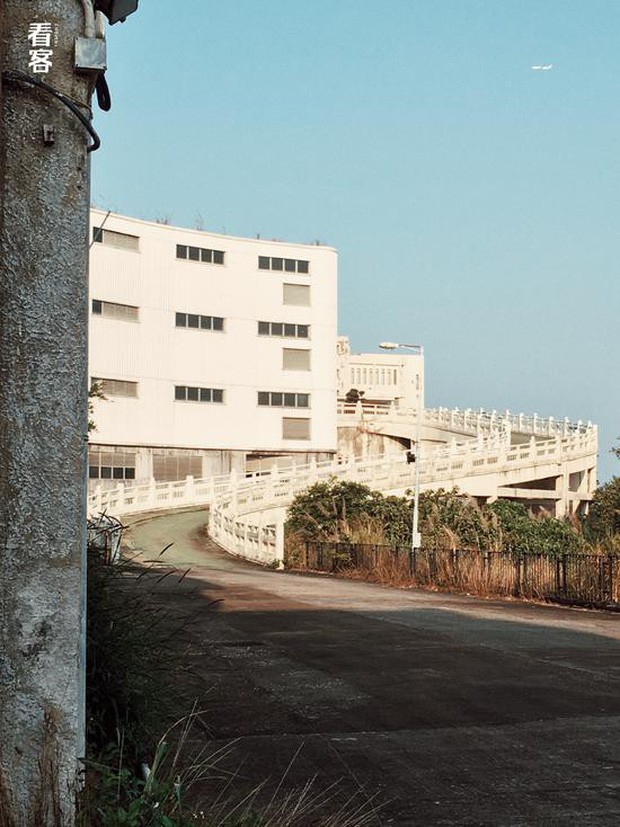 Phim trường cũ TVB bị bỏ hoang: Ngoài ký ức thời hoàng kim còn sót lại là lời đồn về câu chuyện kinh dị cùng cảnh hoang tàn ghê rợn - Ảnh 4.