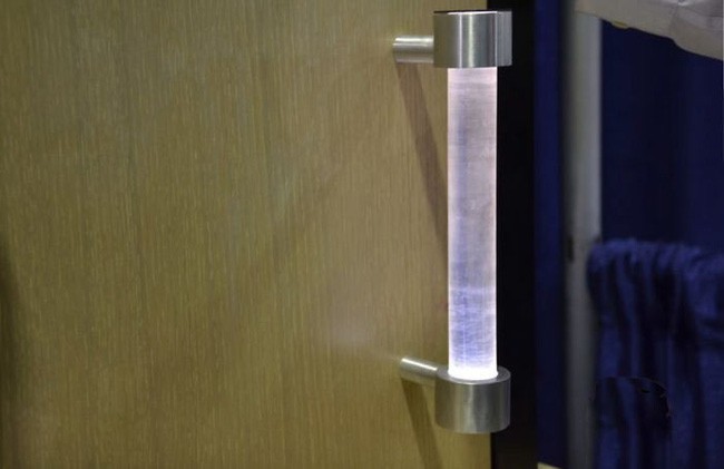 Sinh viên Trung Quốc phát minh ra tay nắm cửa tự khử trùng bằng tia cực tím - Ảnh 4.