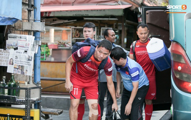 Tuyển Việt Nam gặp sự cố hy hữu: Cầu thủ phải xuống xe giữa đường, cuốc bộ vào sân ở buổi tập đầu tiên tại đảo Bali - Ảnh 10.