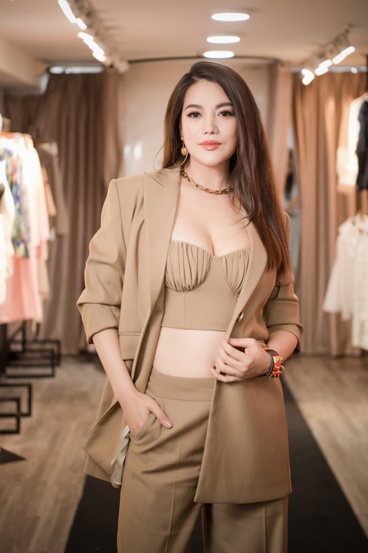 Hot girl Tâm Tít xuất hiện xinh đẹp tại sự kiện của NTK Thùy Victory - Ảnh 1.