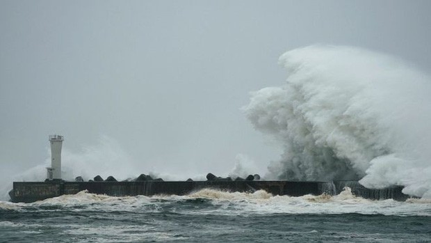 Những hình ảnh thể hiện sức tàn phá kinh khủng của siêu bão Hagibis khi nó còn chưa chính thức đổ bộ vào Nhật Bản - Ảnh 1.