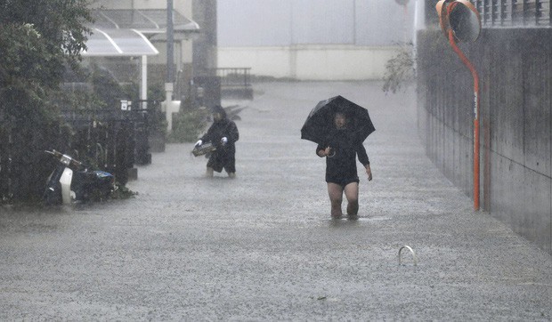 Những hình ảnh thể hiện sức tàn phá kinh khủng của siêu bão Hagibis khi nó còn chưa chính thức đổ bộ vào Nhật Bản - Ảnh 15.