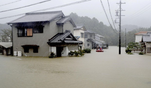 Những hình ảnh thể hiện sức tàn phá kinh khủng của siêu bão Hagibis khi nó còn chưa chính thức đổ bộ vào Nhật Bản - Ảnh 5.