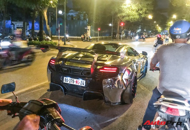 Đại gia Dương Kon chở con đi dạo phố Hà Nội bằng siêu xe McLaren 650S Spider Liberty Walk độc nhất Việt Nam - Ảnh 5.