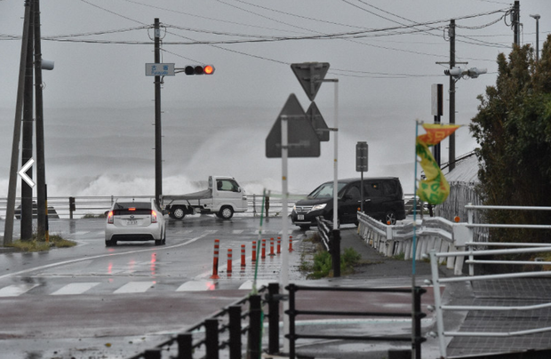 Những hình ảnh thể hiện sức tàn phá kinh khủng của siêu bão Hagibis khi nó còn chưa chính thức đổ bộ vào Nhật Bản - Ảnh 7.