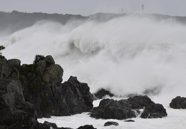 Những hình ảnh thể hiện sức tàn phá kinh khủng của siêu bão Hagibis khi nó còn chưa chính thức đổ bộ vào Nhật Bản - Ảnh 8.