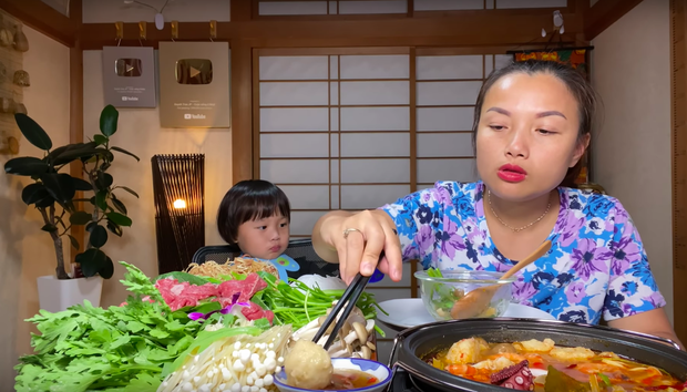 Nữ Youtuber người Việt ở Nhật khiến dân tình chú ý vì clip... chén cả nồi lẩu Thái khổng lồ trong siêu bão Hagibis: Trời đánh tránh bữa ăn chính là đây! - Ảnh 5.