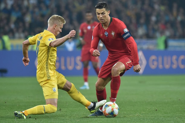 Ronaldo ghi bàn và lập nên thành tích vĩ đại, Bồ Đào Nha vẫn thua đau tại vòng loại Euro 2020 - Ảnh 1.