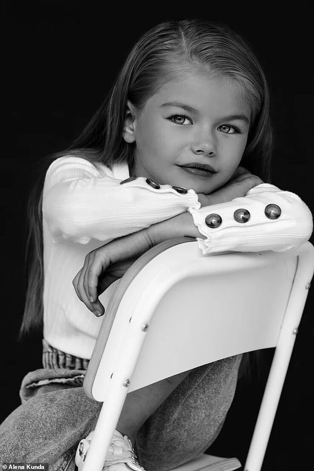 Mới 6 tuổi đã xinh như thiên thần, vừa đáng yêu vừa quyến rũ, bé gái được dân mạng tung hô là người mẫu nhí đẹp nhất thế giới - Ảnh 10.