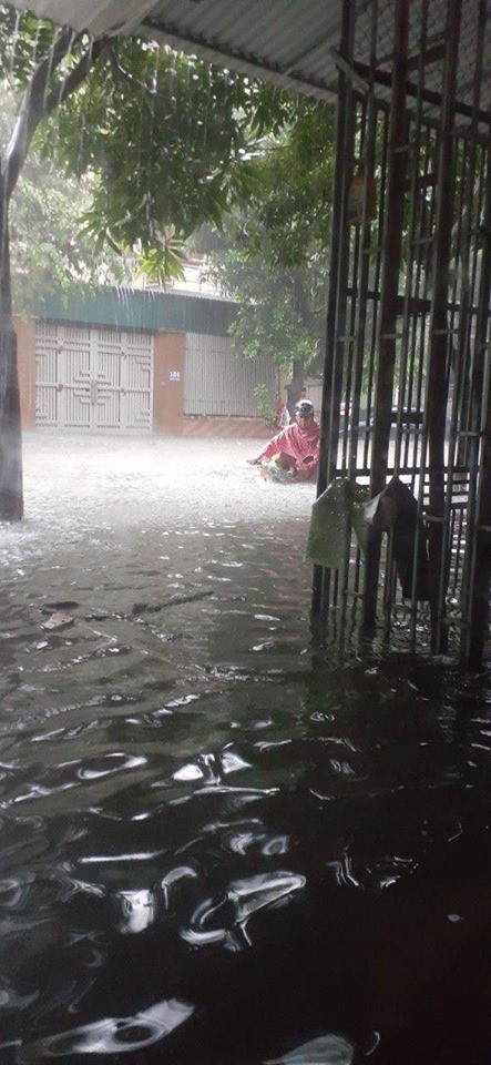 Mưa nhiều ngày ở Nghệ An, nước ngập đến tận giường, đi thuyền trong phố - Ảnh 7.