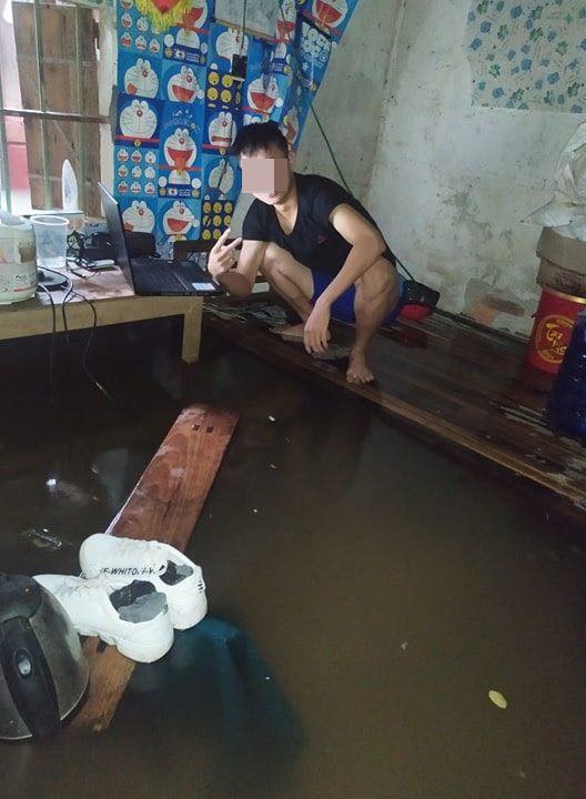 Mưa nhiều ngày ở Nghệ An, nước ngập đến tận giường, đi thuyền trong phố - Ảnh 9.