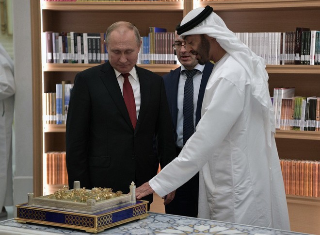 Ông Putin tặng Thái tử UAE loài chim quý của Nga, nhận được cả một tòa lâu đài dát vàng - Ảnh 2.