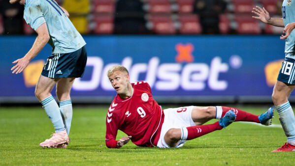 Phía sau niềm vui chiến thắng, Đoàn Văn Hậu là cầu thủ vất vả nhất SC Heerenveen - Ảnh 2.