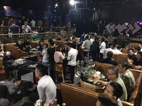 Quán bar khủng ở Sài Gòn tự pha chế rượu trong xô nhựa bán cho khách - Ảnh 1.