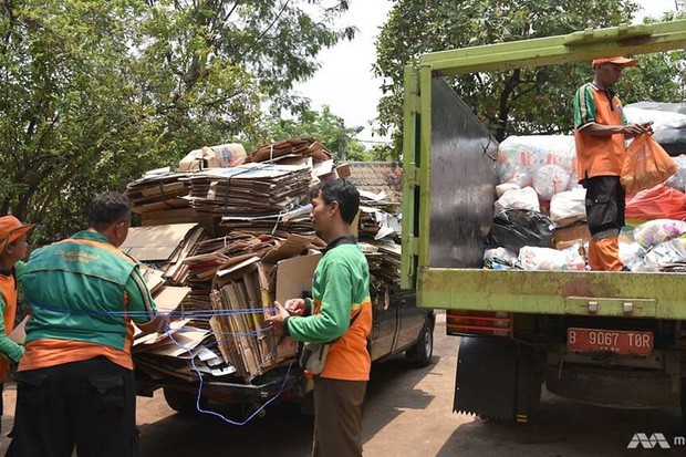 Người dân Indonesia hào hứng đổi rác lấy vàng - Ảnh 1.