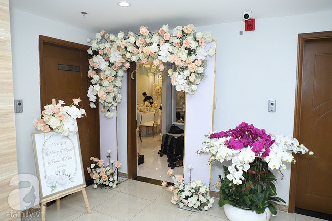 Lễ ăn hỏi của Giang Hồng Ngọc tại nhà riêng: Không gian trang nhã phủ đầy hoa tươi, cô dâu xinh đẹp vừa dịu dàng vừa gợi cảm - Ảnh 12.