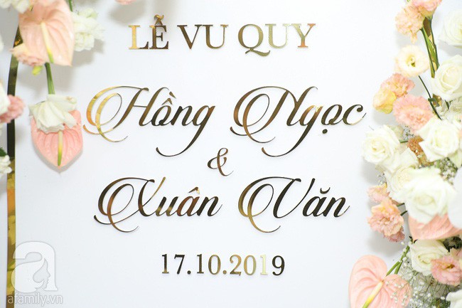 Lễ ăn hỏi của Giang Hồng Ngọc tại nhà riêng: Không gian trang nhã phủ đầy hoa tươi, cô dâu xinh đẹp vừa dịu dàng vừa gợi cảm - Ảnh 13.