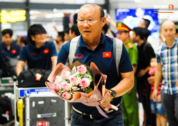 Vừa về đến Hà Nội, Bùi Tiến Dũng vội vã chạy ra tìm vợ vì lo Khánh Linh đang mang bầu phải đợi lâu giữa đêm mưa gió - Ảnh 8.