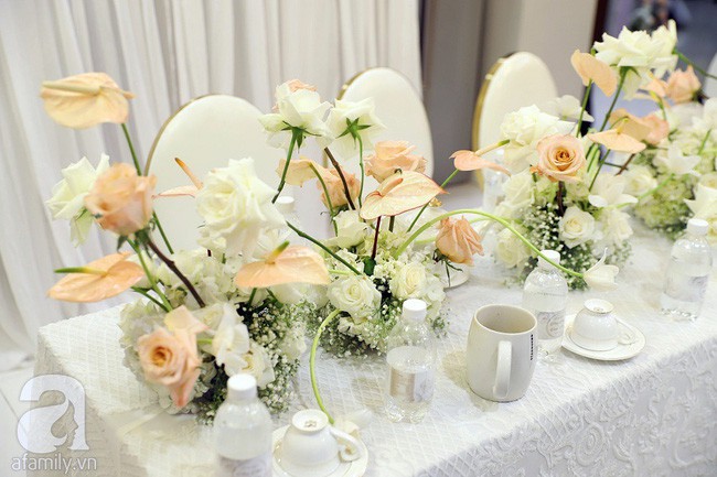 Lễ ăn hỏi của Giang Hồng Ngọc tại nhà riêng: Không gian trang nhã phủ đầy hoa tươi, cô dâu xinh đẹp vừa dịu dàng vừa gợi cảm - Ảnh 8.
