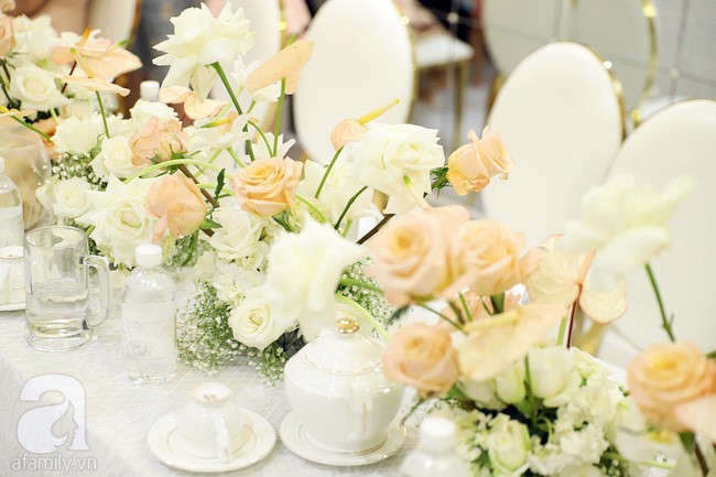 Lễ ăn hỏi của Giang Hồng Ngọc tại nhà riêng: Không gian trang nhã phủ đầy hoa tươi, cô dâu xinh đẹp vừa dịu dàng vừa gợi cảm - Ảnh 10.