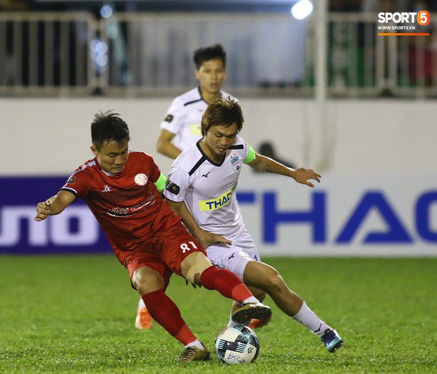 Đội trưởng Tuấn Anh bỏ ngỏ khả năng thi đấu, HAGL lo lắng trong cuộc đua trụ hạng V.League - Ảnh 2.