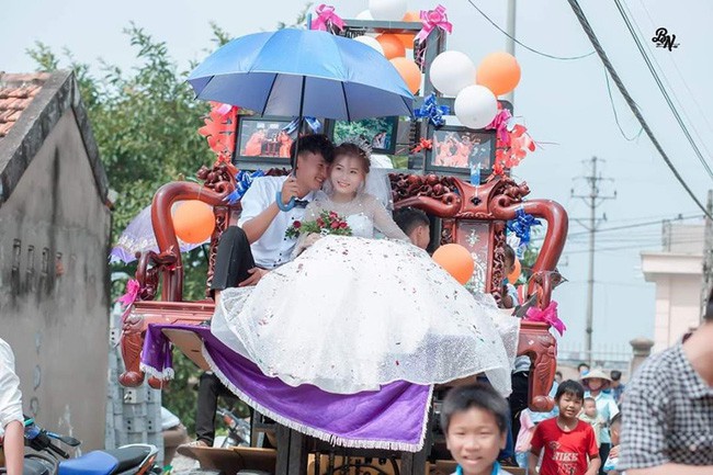 Màn rước dâu sáng tạo cực đỉnh khiến cả phố ai cũng phải ngoái nhìn vì độ bá đạo của cô dâu chú rể - Ảnh 3.