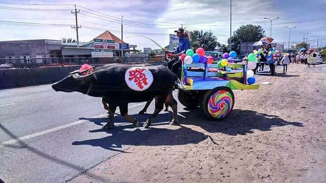 Màn rước dâu sáng tạo cực đỉnh khiến cả phố ai cũng phải ngoái nhìn vì độ bá đạo của cô dâu chú rể - Ảnh 5.