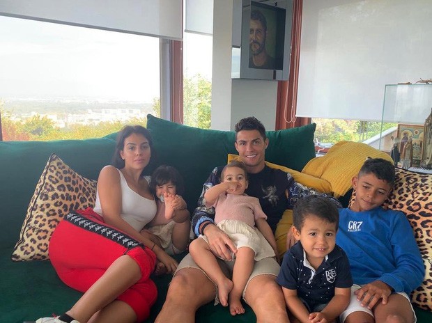 Sự thật ít người biết: Ronaldo kiếm nhiều tiền từ việc lên MXH sống ảo hơn đi đá bóng - Ảnh 2.