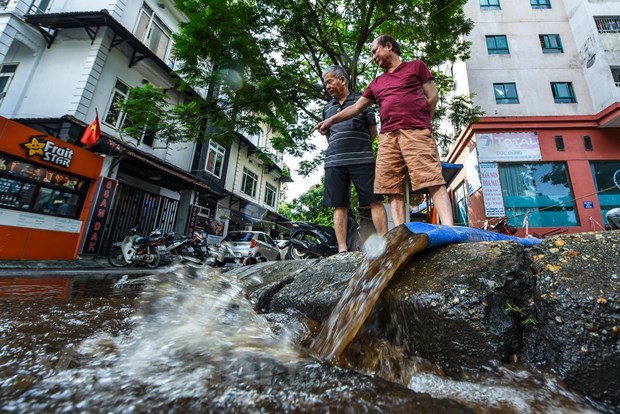 Viwaco thau rửa bể chung cư phát hiện nước đen kịt nồng nặc mùi - Ảnh 9.