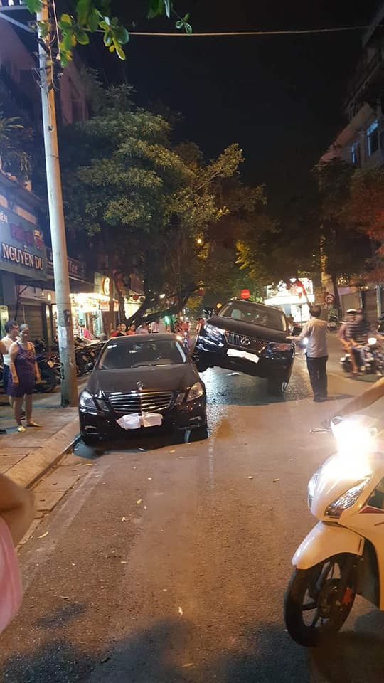 Xe Lexus gác” lên thân Mercedes - hình ảnh vụ tai nạn gây xôn xao trên phố Hà Nội - Ảnh 3.