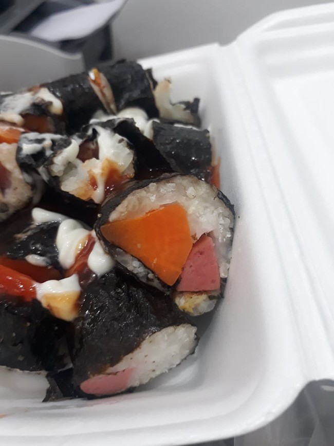 Mua hộp kimbap lúc cuối ngày nhận về đồ sống sượng, cô nàng phản ánh thì chủ quán tuyên bố đặt app được giảm giá chả thế - Ảnh 2.